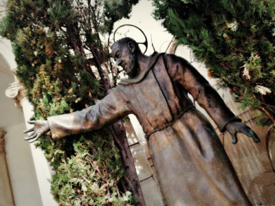 1988, don Tonino Bello benedice a Ruvo di Puglia una statua di padre Pio da Pietralcina